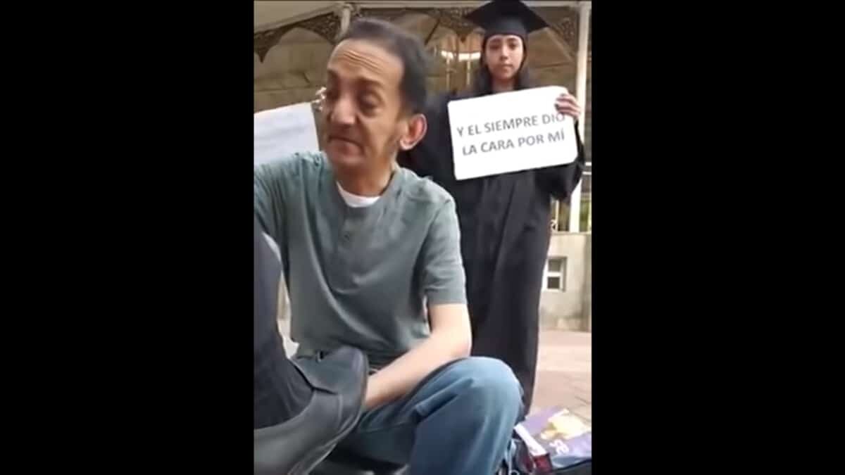 Video de joven que se gradúa y agradece con carteles a su papá bolero se hace viral.