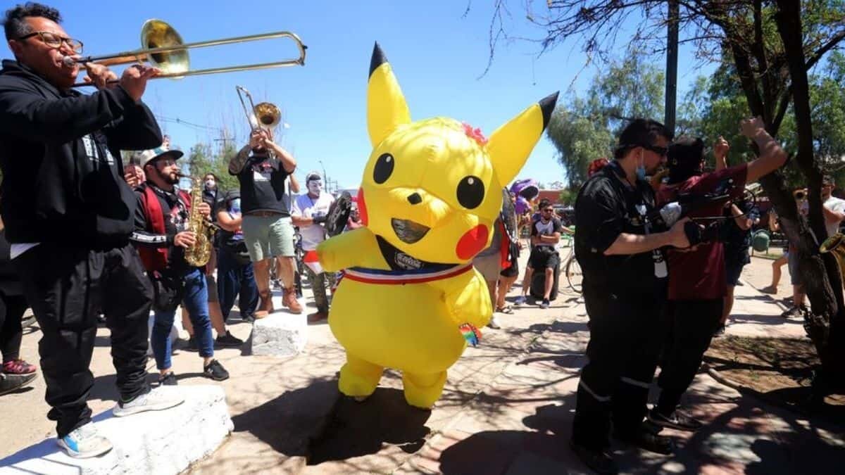 Legisladora llega disfrazada de Pikachu a plena sesión (Video)