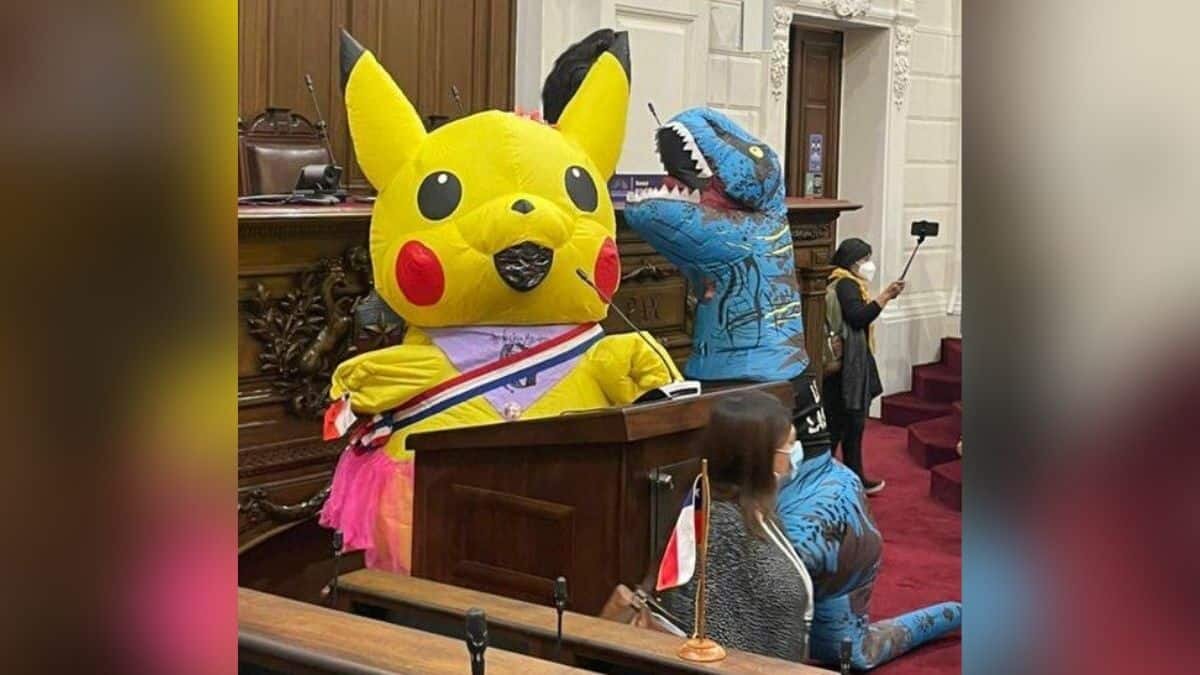 Legisladora llega disfrazada de Pikachu a plena sesión (Video)